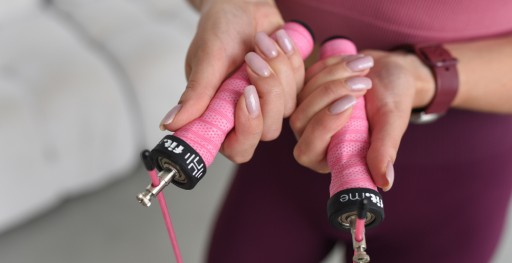 Skakanka Fit.me w kolorze różowym z ergonomicznymi uchwytami – lekka i idealna dla początkujących do treningu cardio i koordynacji. Skakankę