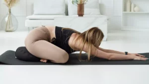 Kobieta ćwicząca na poduszce do medytacji fitme